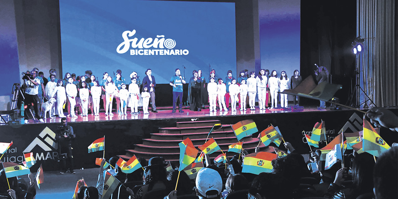 La gente que asistió a la inauguración de Sueño Bicentenario.  | Foto: Presidencia