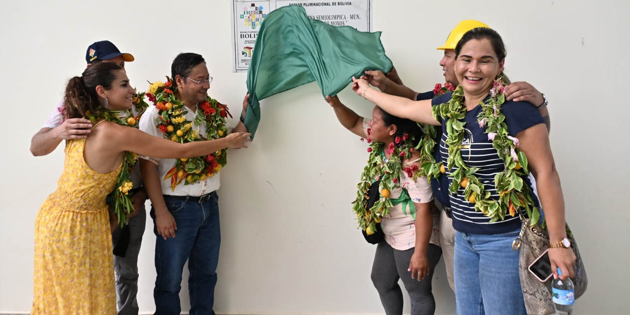El presidente Luis Arce entrega uno de los proyectos financiados por la UPRE.