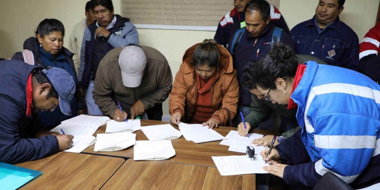 Firma de acuerdo entre YLB y comunarios de Río Grande.