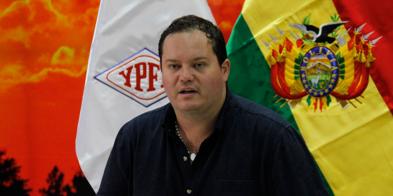 El presidente de YPFB, Armin Dorgathen, en conferencia de prensa. Foto: Archivo.