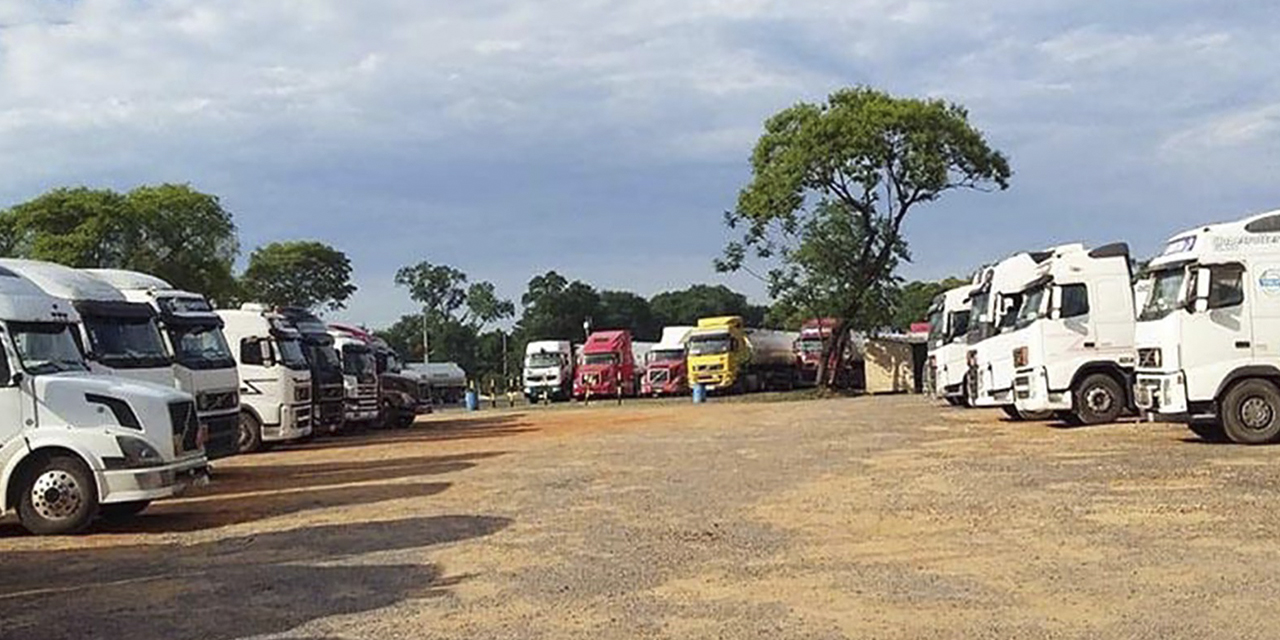 La estatal petrolera anunció que gestionará la instalación de un parqueo en el vecino país.