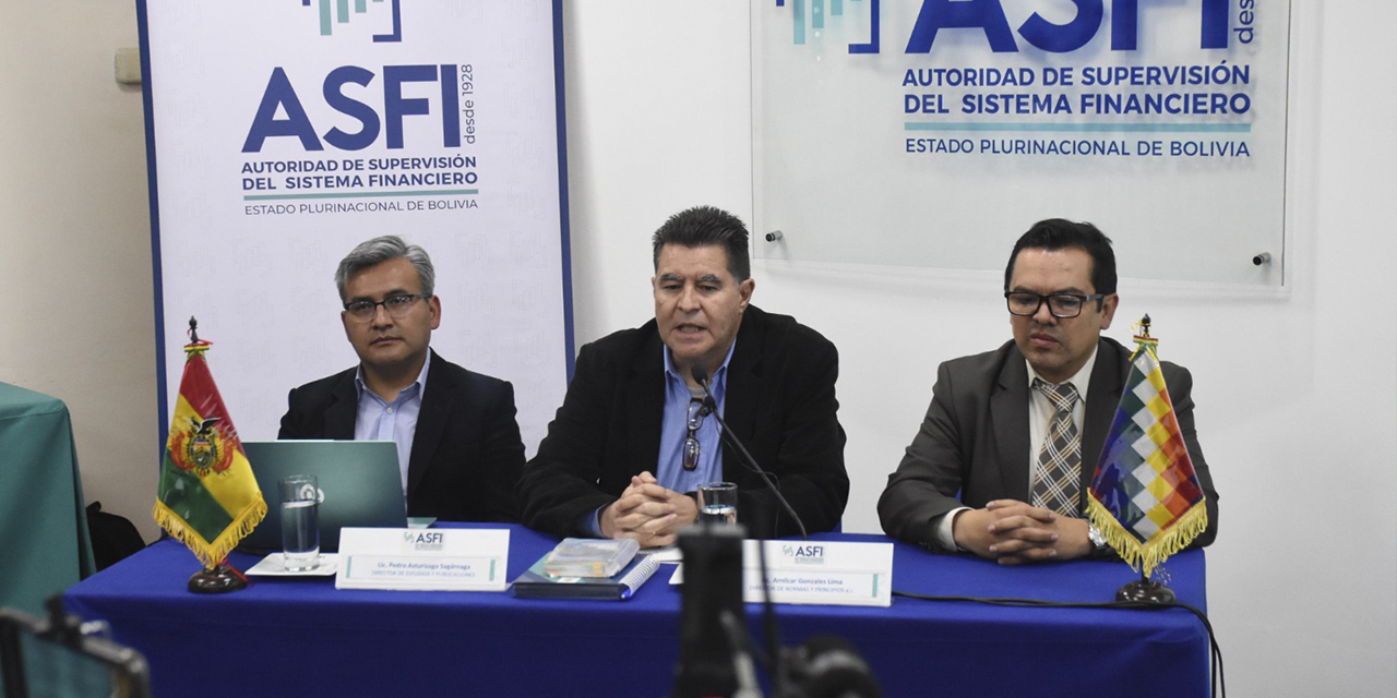 Autoridades de la ASFI explican las sanciones a las entidades financieras.