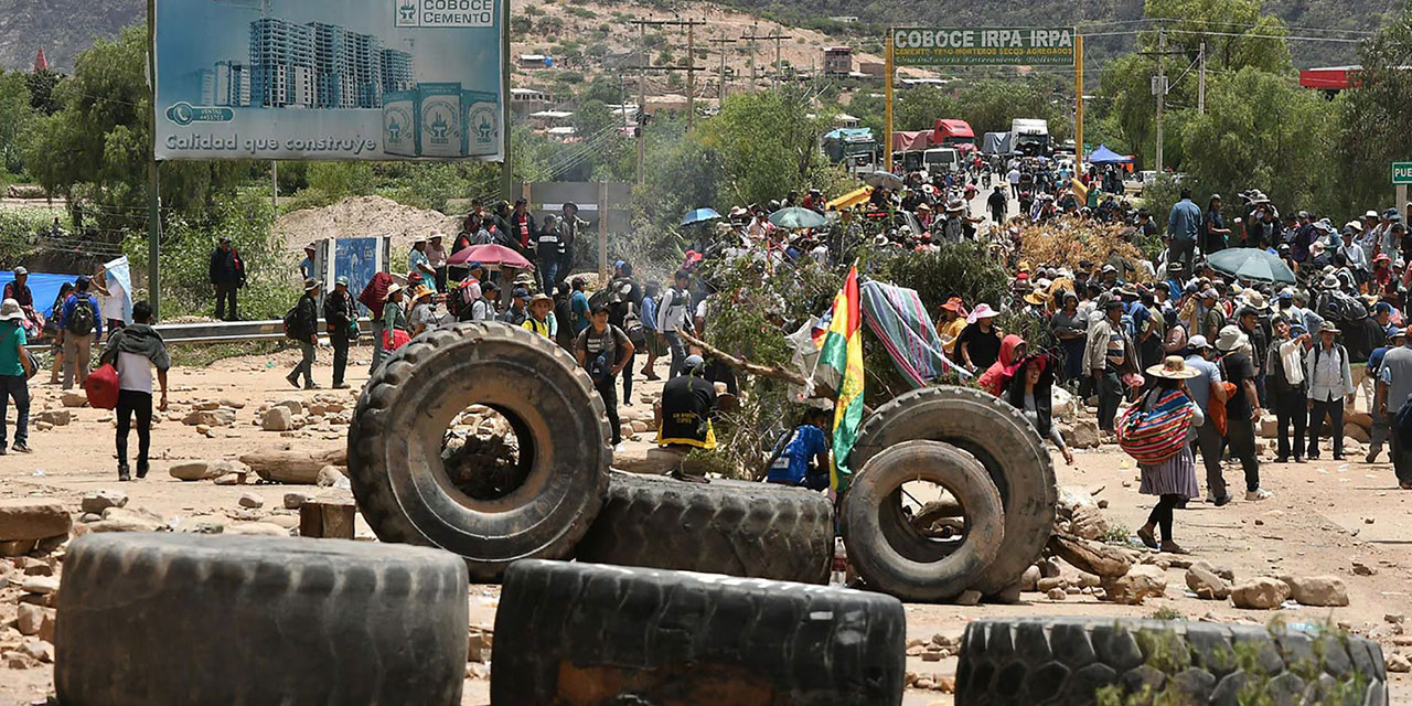 Los bloqueos de caminos provocaron un daño de cerca de $us 1.000 millones. Foto: Archivo