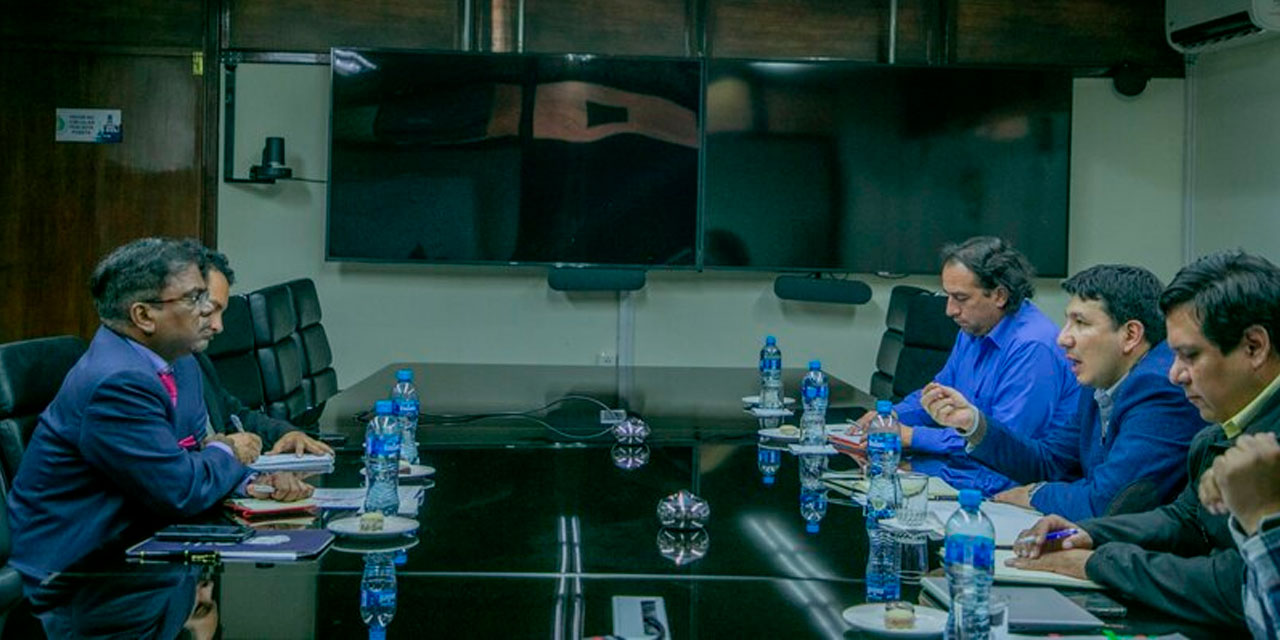 Reunión entre las delegaciones presididas por el ministro de Hidrocarburos, Franklin Molina, y el embajador concurrente de India, Vishvas Vidu Sapkal.
