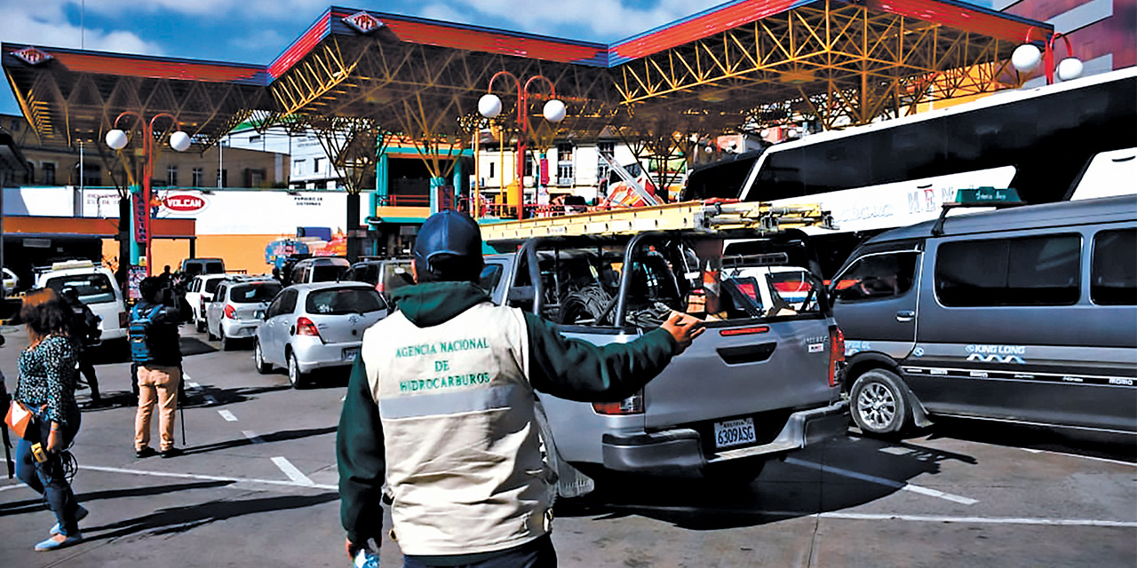 La inspección del personal de la ANH en las estaciones de servicio de La Paz. Foto: APG