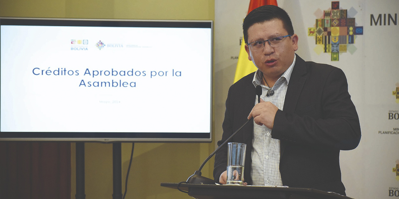 El ministro de Planificación del Desarrollo, Sergio Cusicanqui, en conferencia de prensa. 