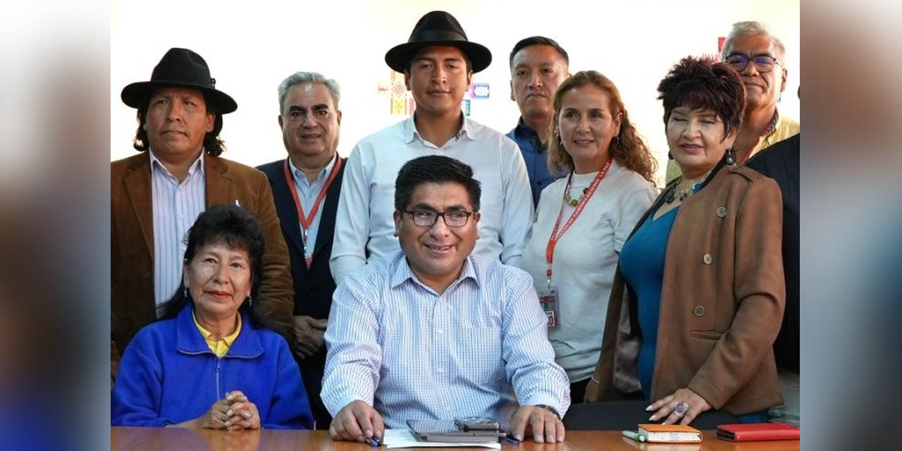 Las autoridades y la dirigencia del sector turístico durante su encuentro.  | Foto: MDPyEP