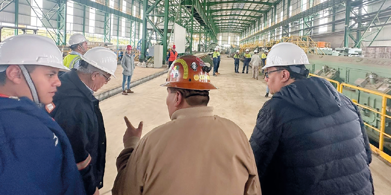 El ministro de Minería, Alejandro Santos (centro), en una de las plantas del complejo. Foto:  MMYM