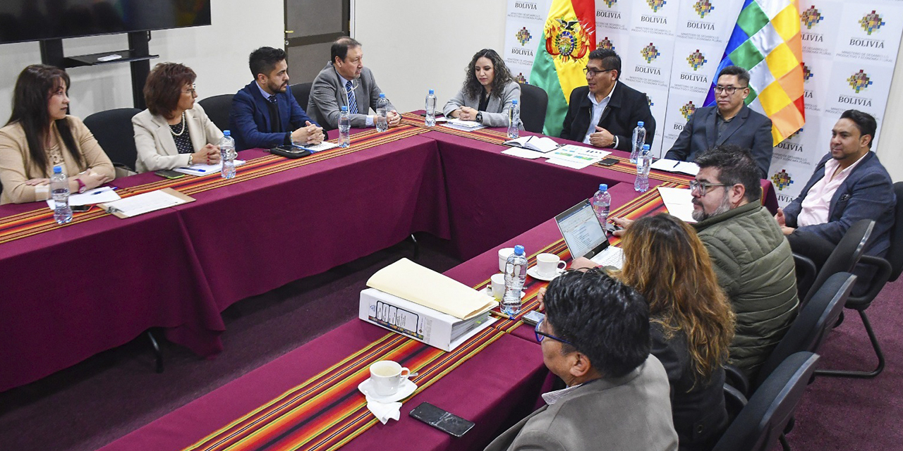 Las autoridades del Gobierno y la dirigencia del sector farmacéutico en la reunión de ayer