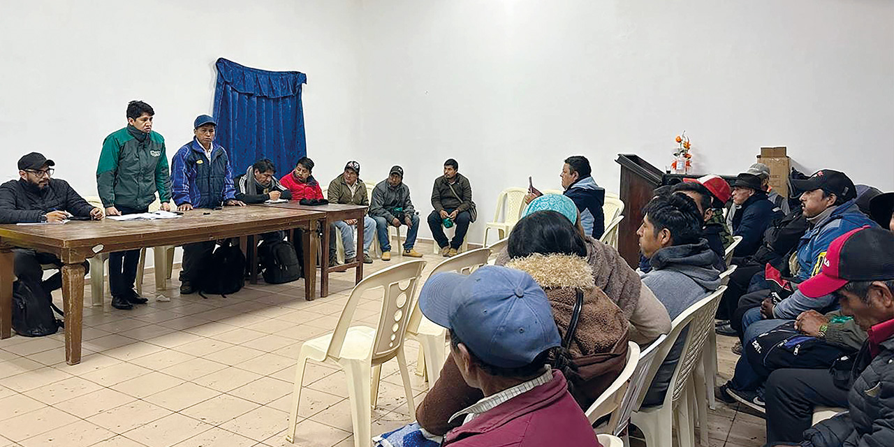 El diálogo entre autoridades de la ANH y la dirigencia de productores de la provincia Florida y subcentrales. Foto: MHE
