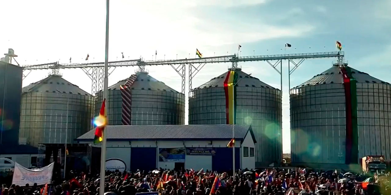 Parte de los silos de la moderna Planta de Almacenamiento y Transformación de Cereales, en el municipio paceño de Viacha.