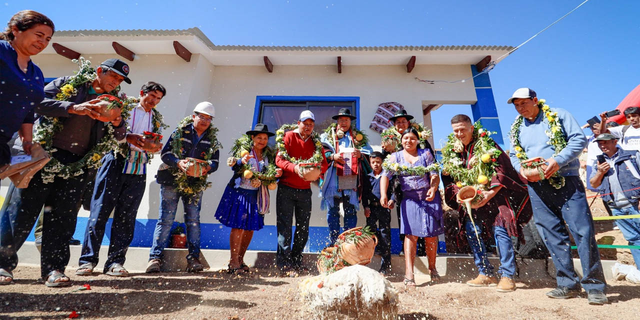 Las autoridades durante la ch’alla de las viviendas.  | Foto: Presidencia