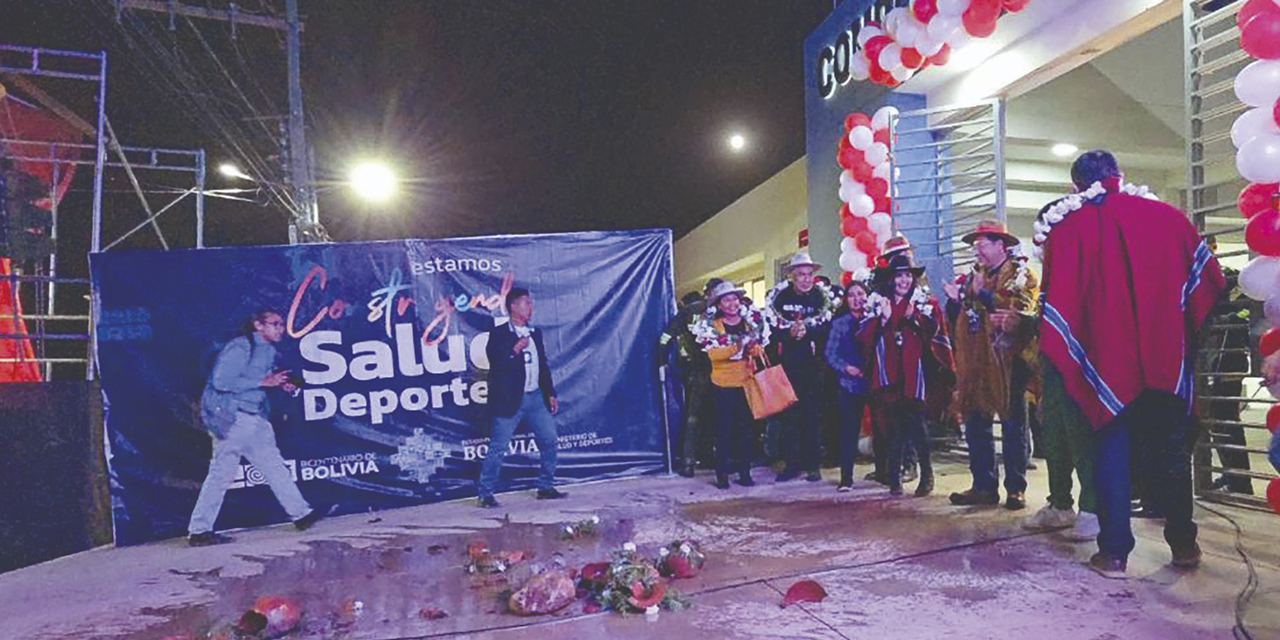 El presidente Luis Arce y otras autoridades ch’allan la infraestructura deportiva. 