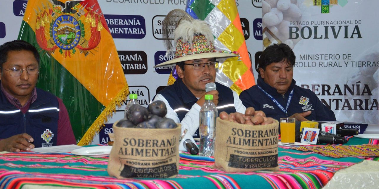 El director del IPDSA, Hugo Janco, durante la entrega. 
