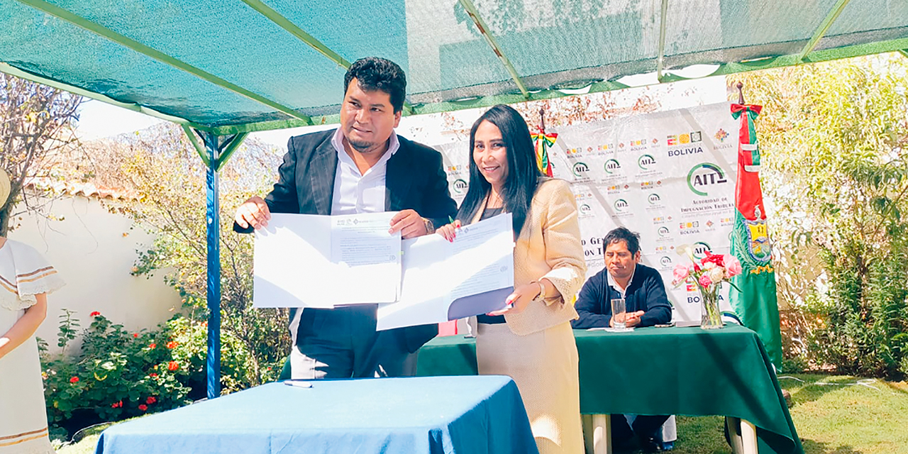 Las autoridades durante la firma del convenio interinstitucional. Foto: AIT