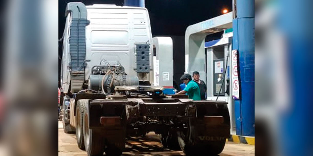 Venta de diésel en una estación de combustible en Santa Cruz. Foto: AETN
