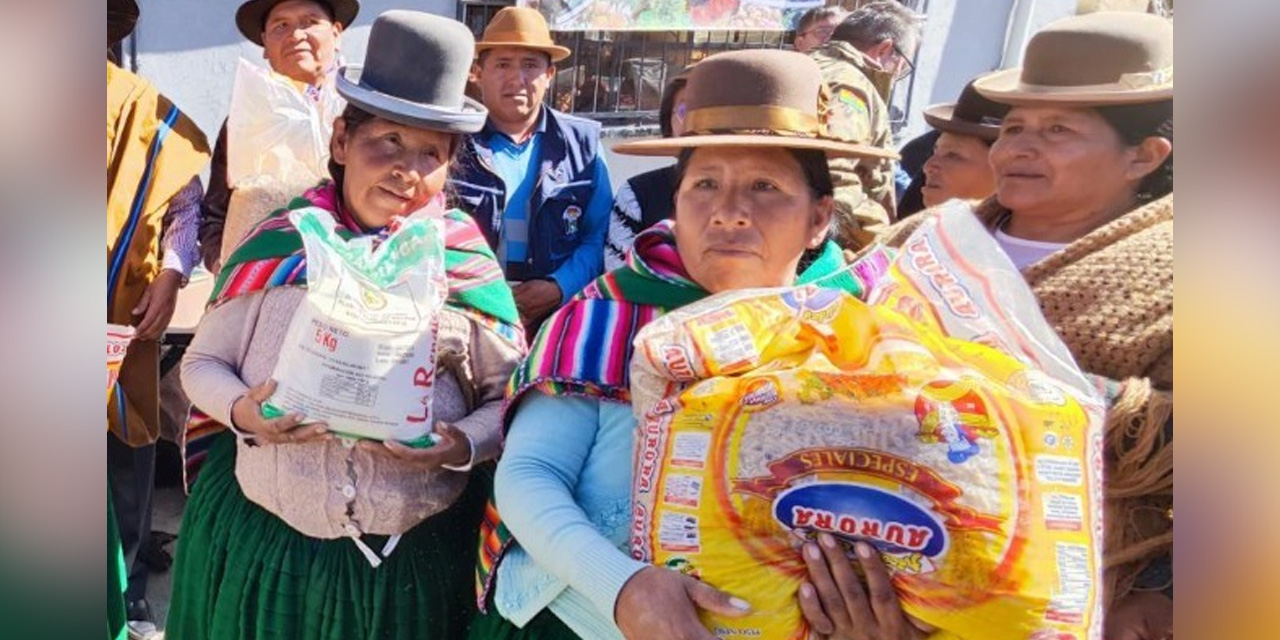 Familias beneficiadas con la entrega de ayuda humanitaria | Foto: Defensa Civil