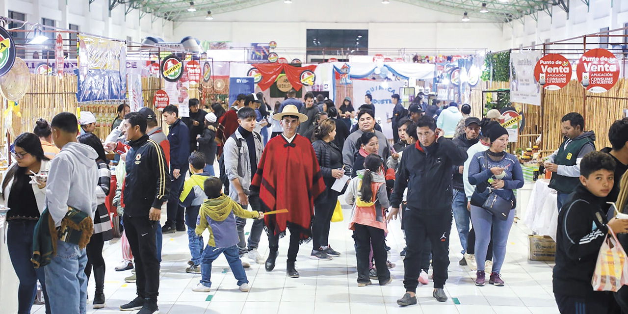 La población acudió masivamente a la feria en el municipio de Yacuiba.  | Foto: Hecho en Bolivia