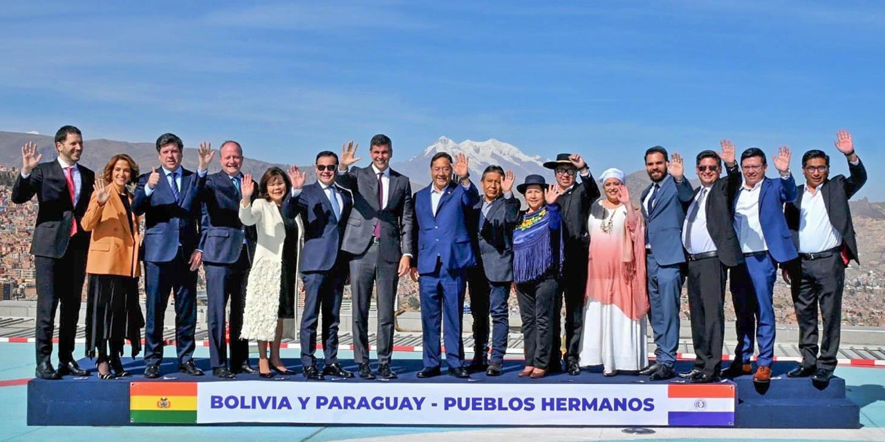 Autoridades de Bolivia y Paraguay al fina de una jornada de reuniones bilaterales. Foto tomada de la cuenta en RRSS del presidente Luis Arce