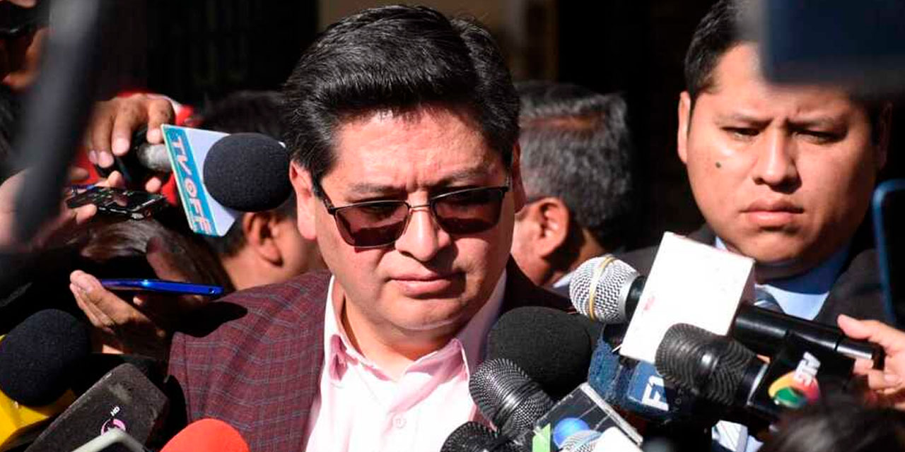 El ministro de Economía, Marcelo Montenegro, en rueda de prensa, este lunes. Foto: Gustavo Ticona