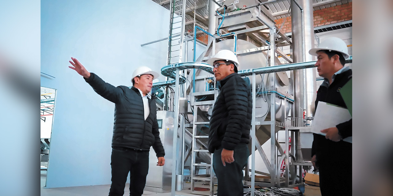 El equipo técnico le explica al ministro Huanca los detalles de la construcción.  | Foto: MDPyEP