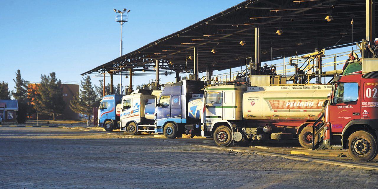 Los camiones cisterna son despachados con combustible desde plantas de la estatal YPFB. | Foto: YPFB