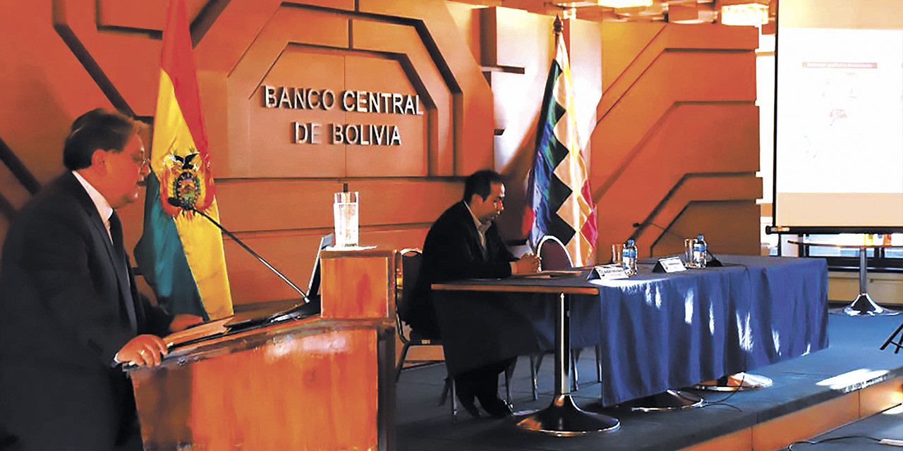 El presidente del BCB, Edwin Rojas, en conferencia de prensa. | Foto: Jorge Mamani