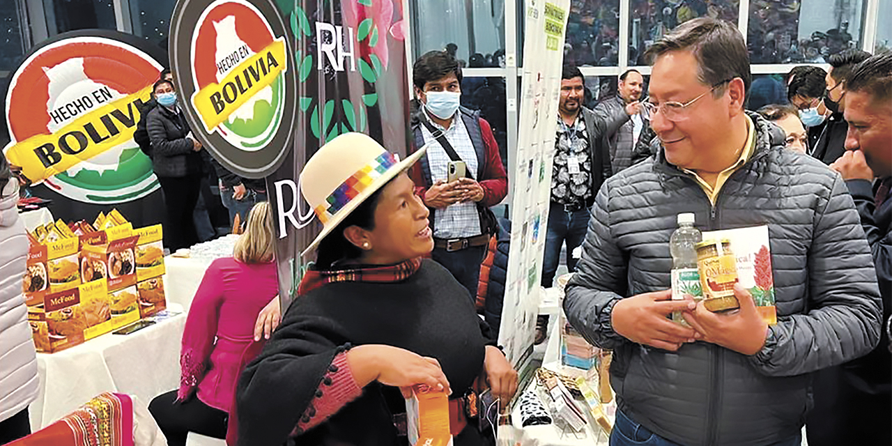 El presidente Luis Arce fomenta el comercio de productos bolivianos con la aplicación Consume lo Nuestro. 