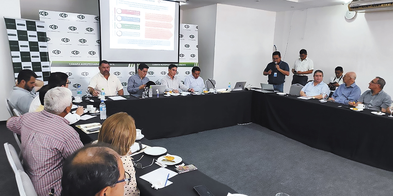 Autoridades del Ejecutivo, representantes de la CAO y dirigentes de asociaciones de productores agrícolas pecuarios y agroindustriales reunidos en Santa Cruz.