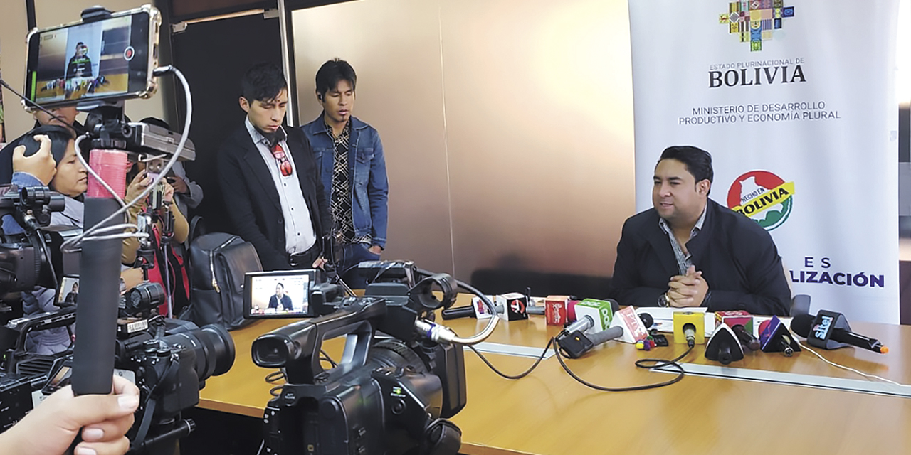 Luis Siles en declaraciones a los medios de comunicación.