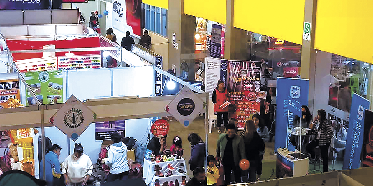 Uno de los bloques comerciales de La Paz Expone en el campo ferial. 