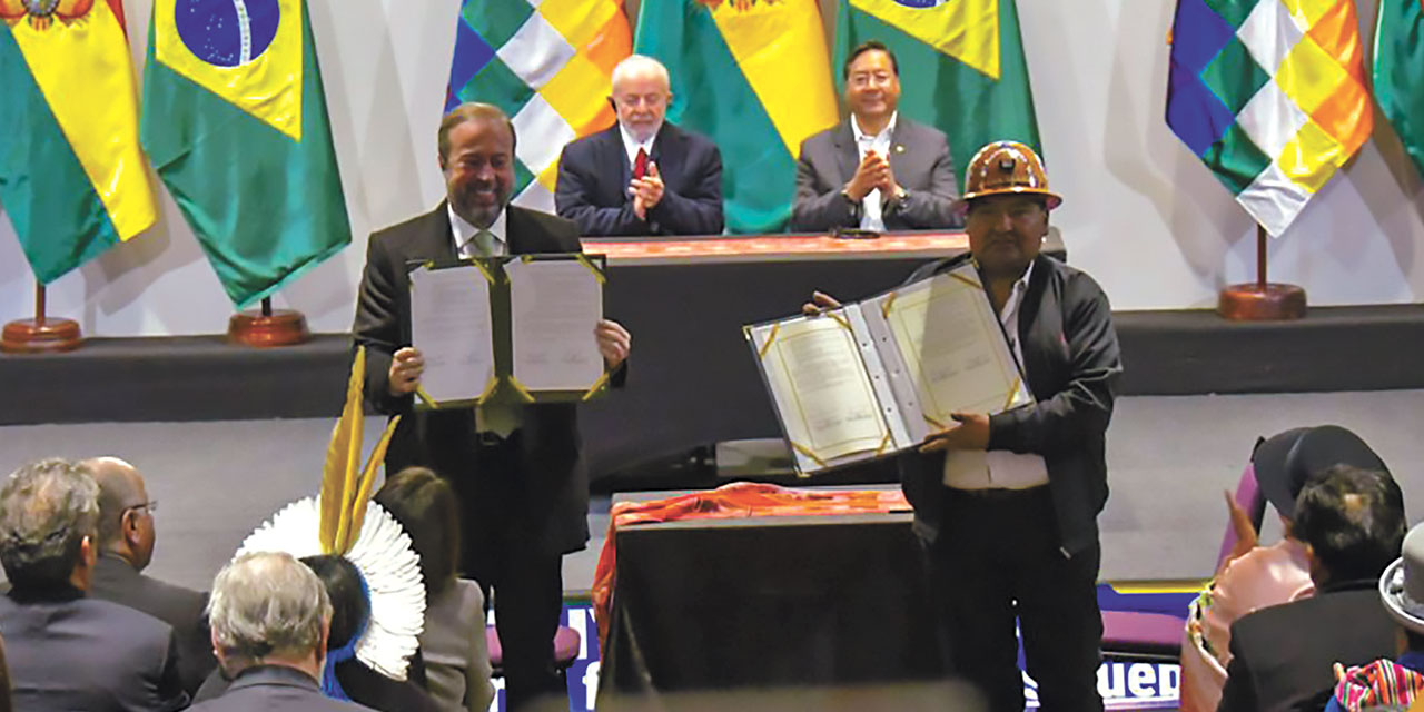 Los ministros de Minería, Alexandre Silveira (izq.), de Brasil, y Alejandro Santos, de Bolivia. Foto: Min. de Minería