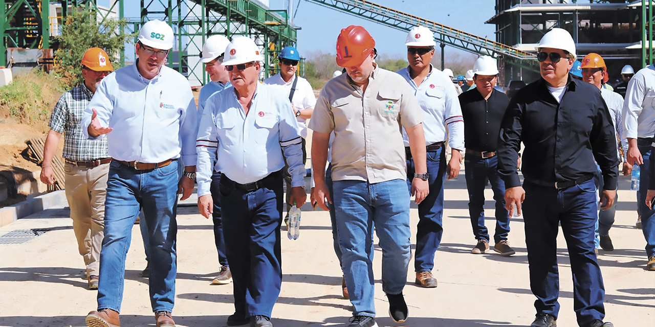La inspección de la comitiva que visitó el complejo del Mutún. | Foto: ESM