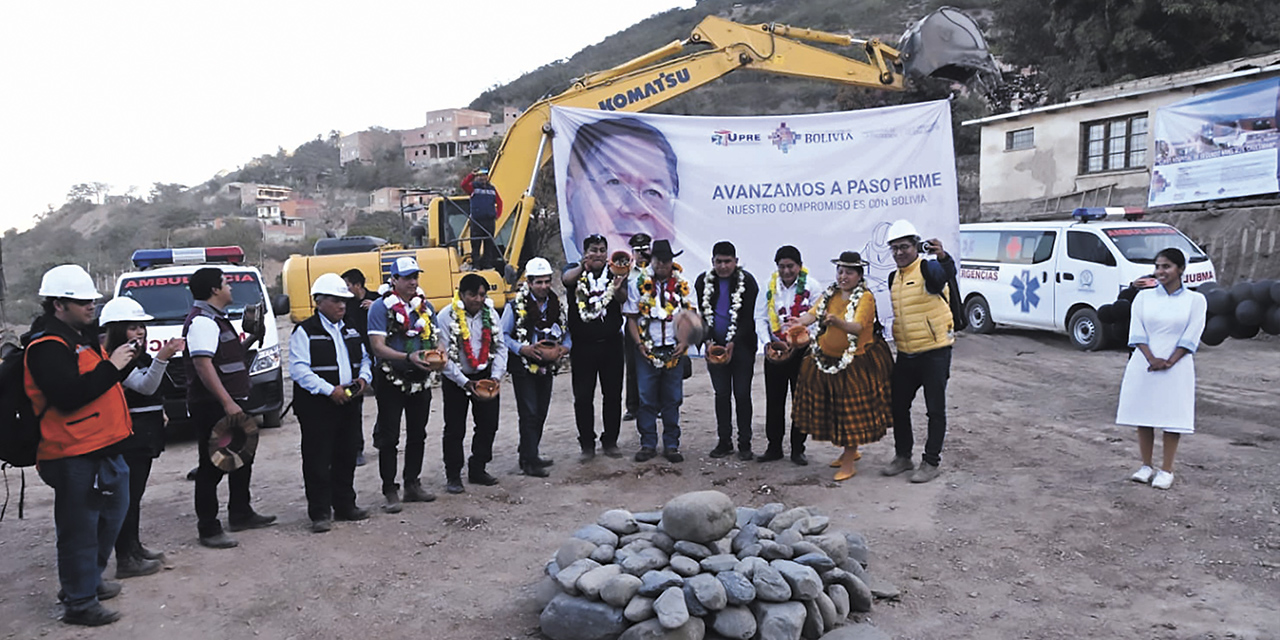 El presidente Arce y otras autoridades en la tradicional ch’alla de la piedra fundamental de la construcción del nuevo hospital para Chulumani. | Fotos: Presidencia