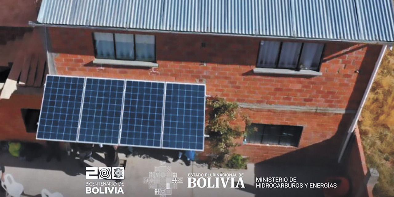 Una vivienda particular con un panel solar. | Foto; MHE