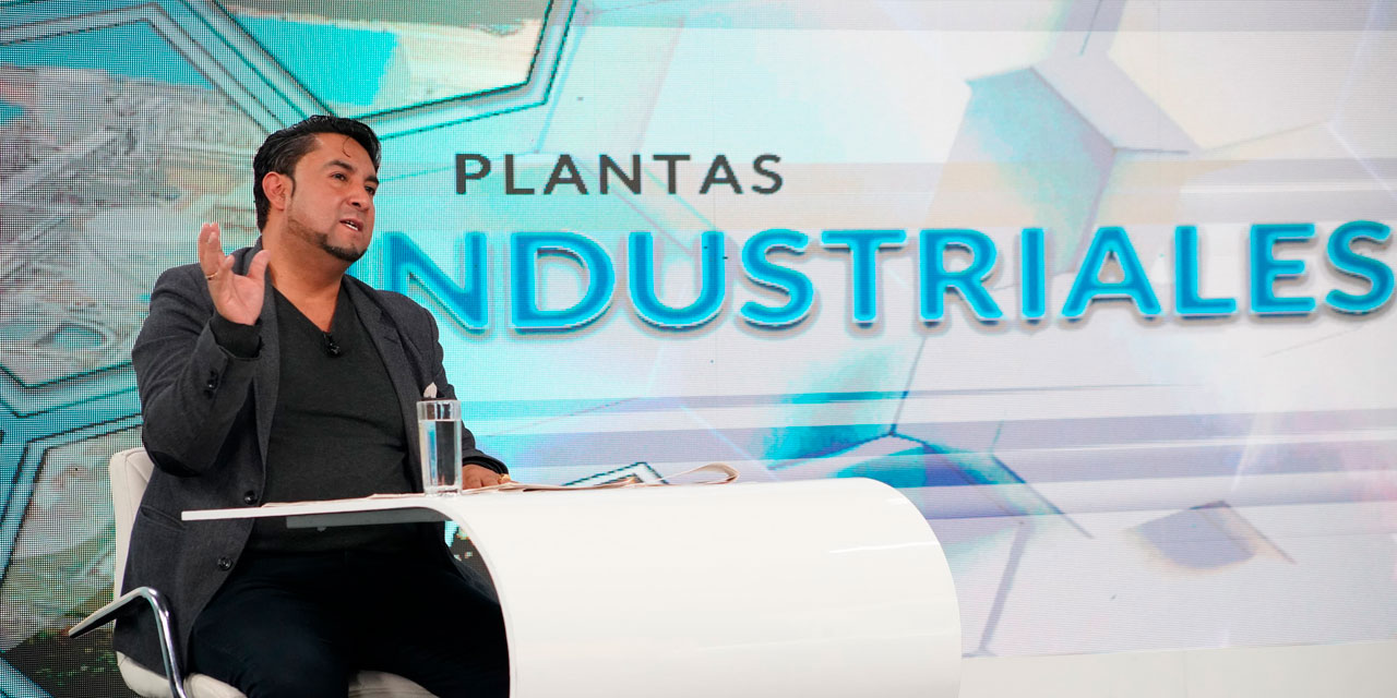 El viceministro de Políticas de Industrialización, Luis Siles, en entrevista con Bolivia Tv. Foto: Jorge Mamani.