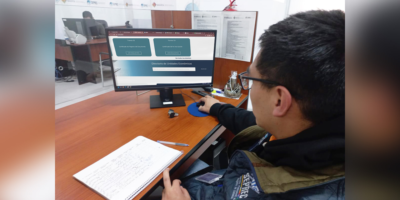Un funcionario del Seprec brinda atención a la población. Foto: Seprec