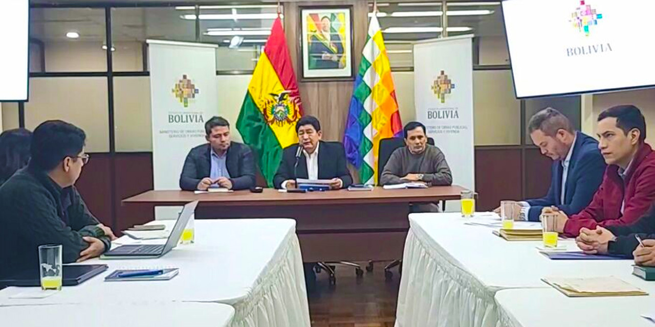 Autoridades de Gobierno esperaron a los transportistas. Foto: Captura