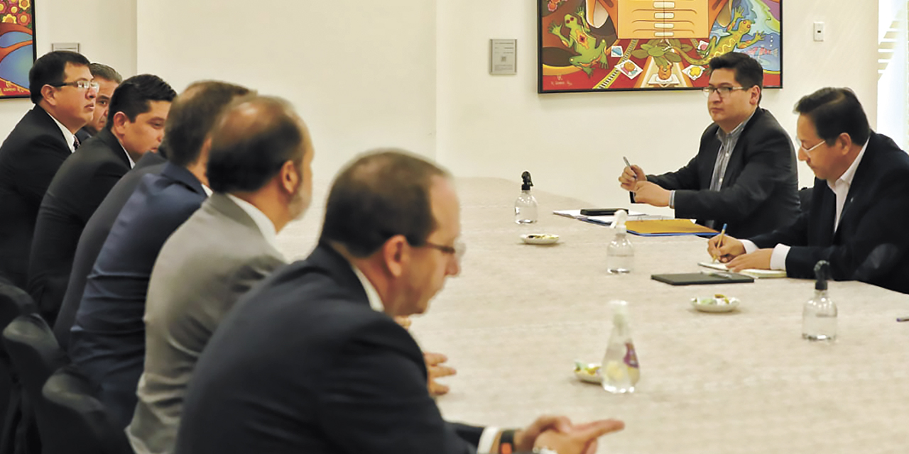 El presidente Luis Arce y el ministro de Economía, Marcelo Montenegro, en una reunión con empresarios.