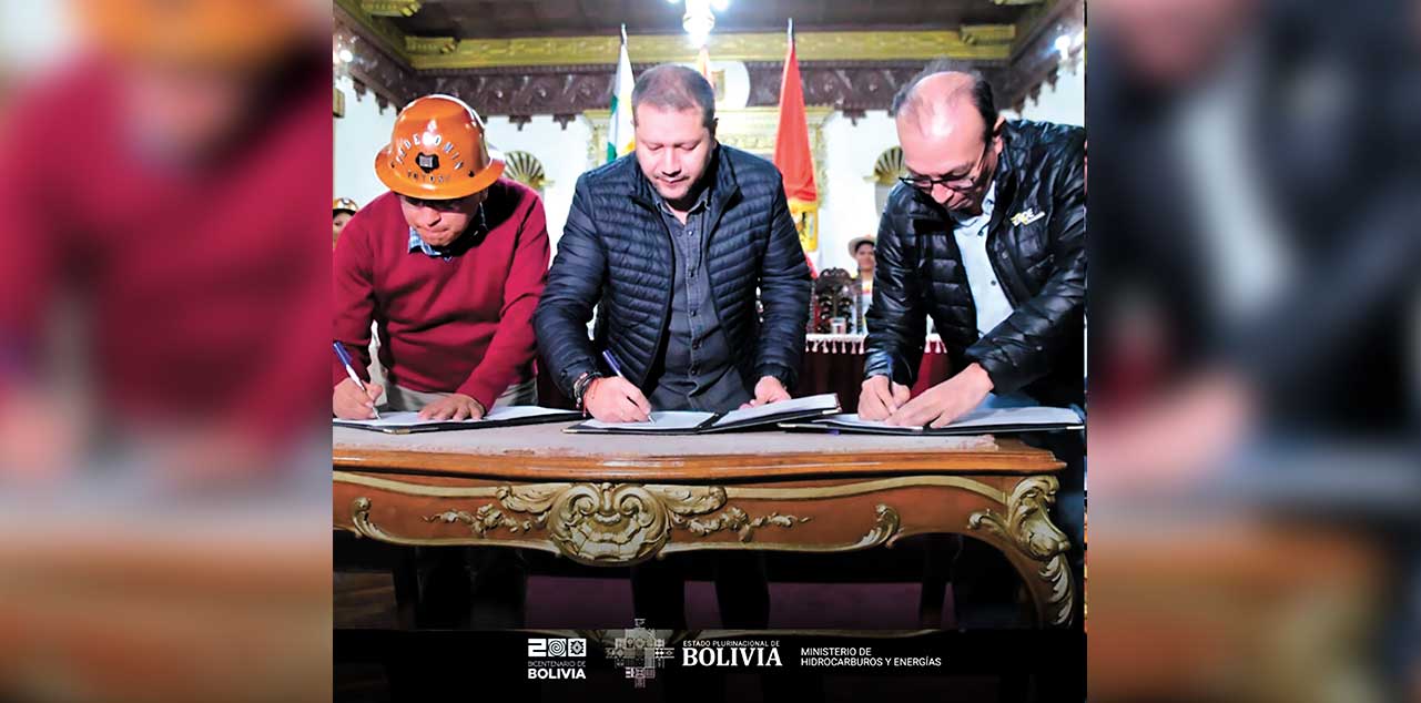 Las autoridades de las tres instituciones que firmaron el convenio. Foto:  MHE