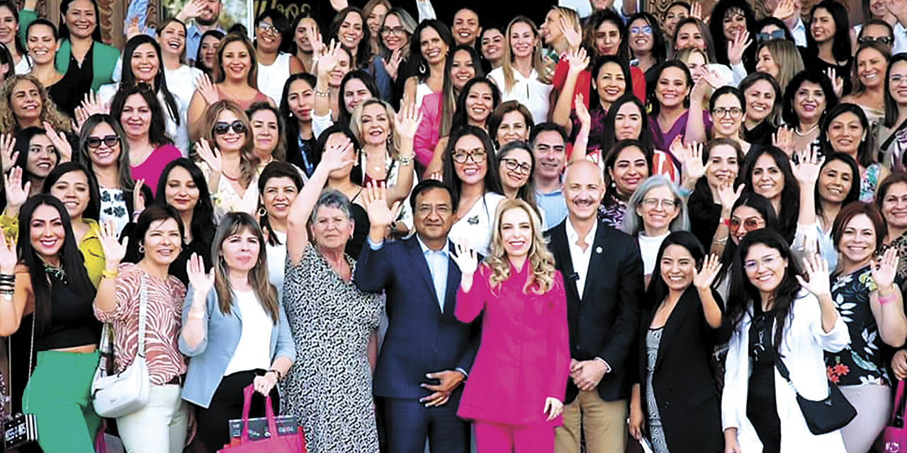 Mujeres que conforman el WEF Bolivia y los representantes de la organización.  | Foto: WEF Bolivia