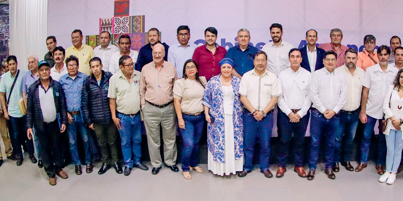 Los representantes de los sectores que conforman el Gabinete Agropecuario, luego del encuentro de ayer. Foto: Presidencia