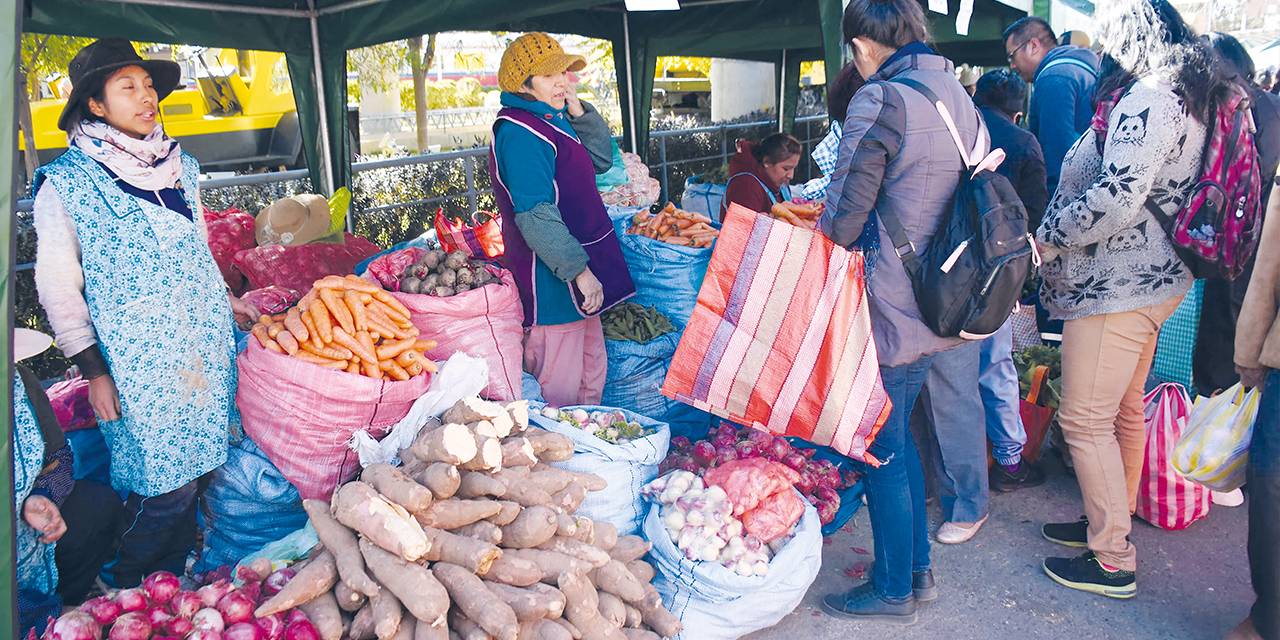 El Gobierno impulsa la feria Del Campo a la Olla para conectar a los productores con los consumidores. Foto: Jorge Mamani