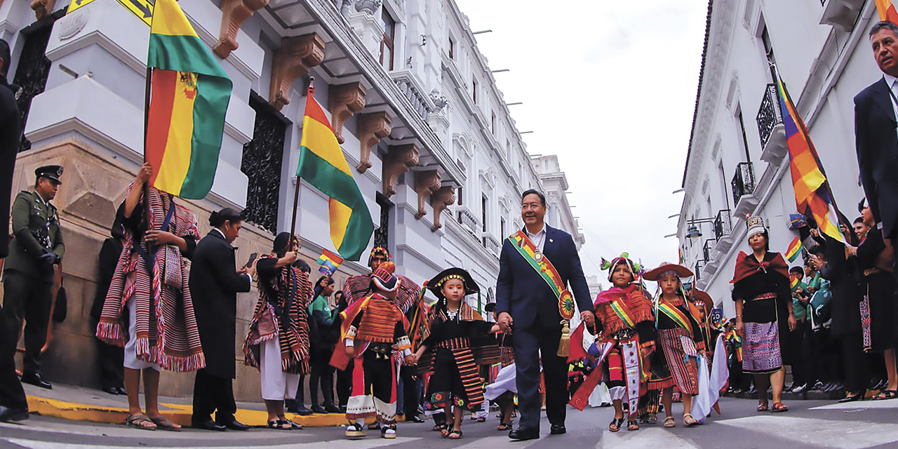 El presidente Luis Arce en el desfile patrio en Sucre. | Foto: Presidencia