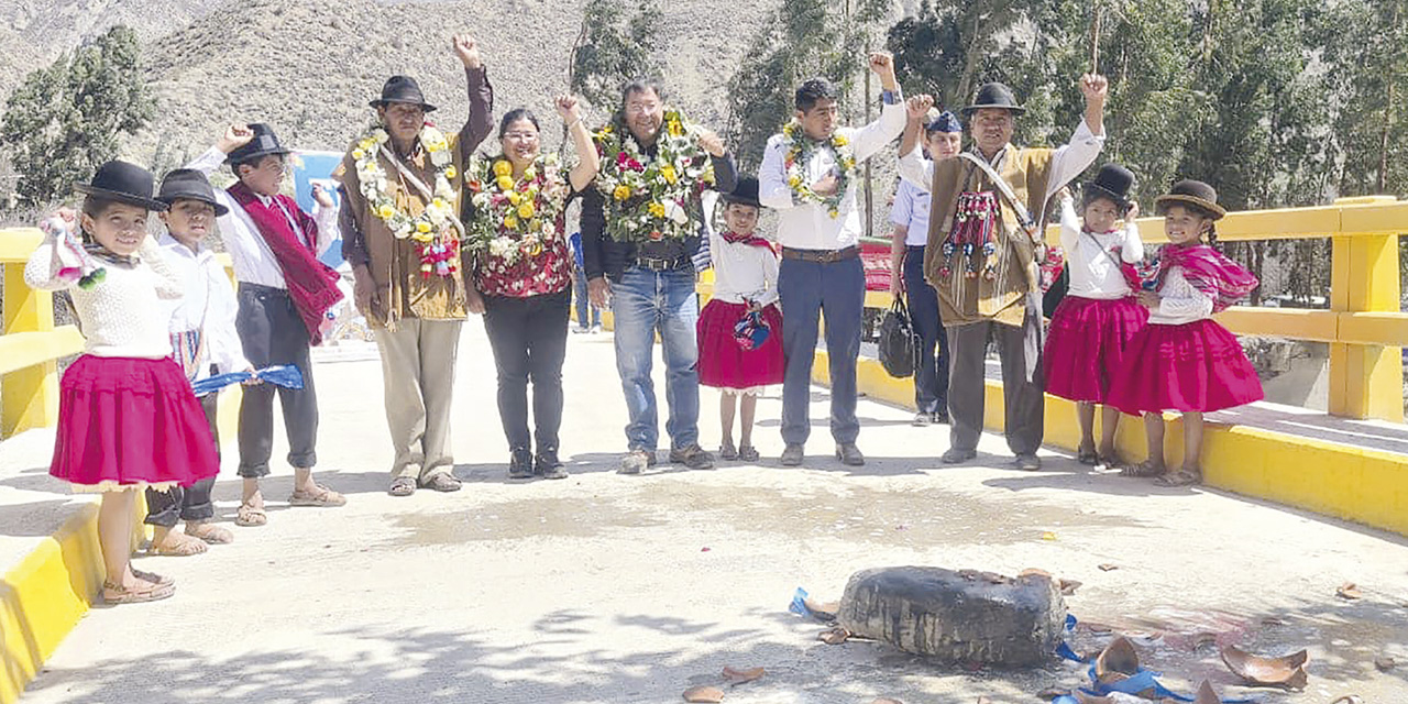 El presidente  Luis Arce realiza la tradicional ch’alla de uno de los puentes que se inauguraron en Sapahaqui. | Foto: Presidencia