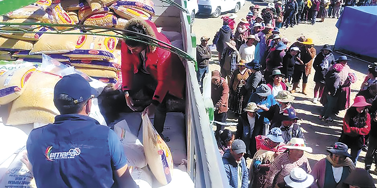 La población compra los productos de Emapa móvil.  | Foto: Emapa