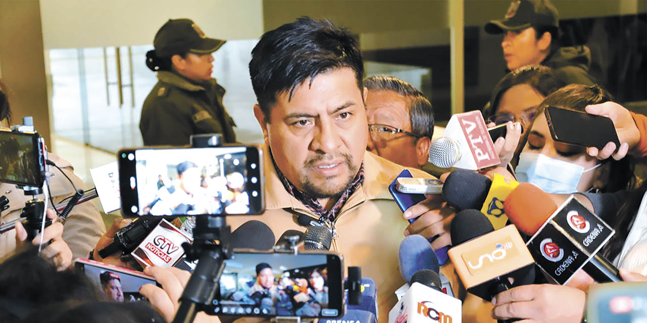 El ministro de Desarrollo Rural y Tierras, Juan Flores, en contacto con los medios.  | Foto: BDP