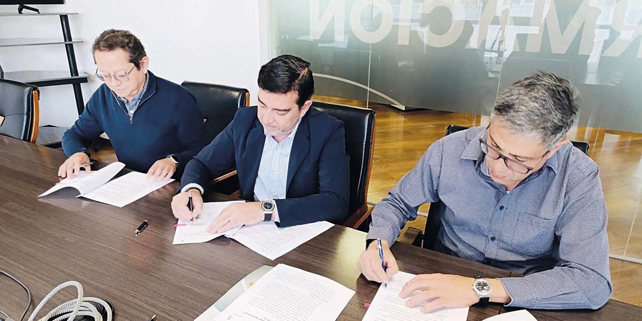 La firma de convenio de los directivos de ambas instituciones. 