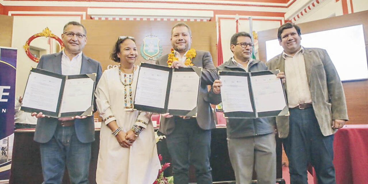 El ministro de Hidrocarburos, Alejandro Gallardo (centro), junto a otras autoridades de Tarija. | Foto: MHE