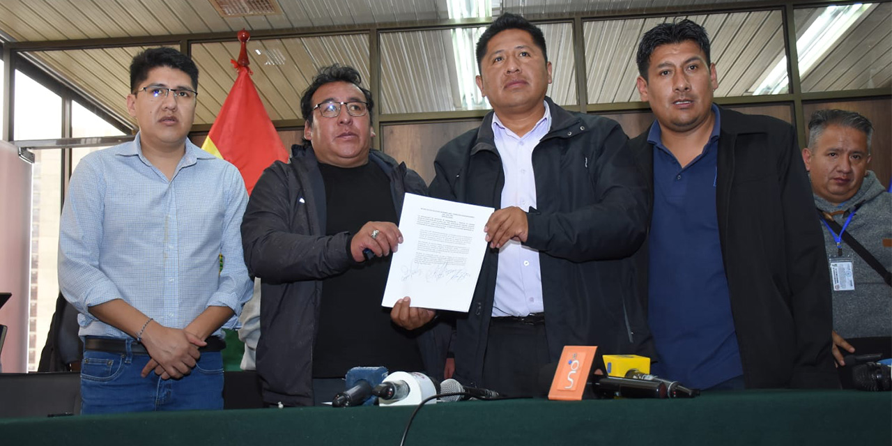 Gobierno logra acuerdo con transportistas de La Paz y se levanta el paro